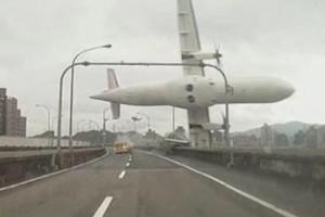 В Тайване упал самолет: онлайн-трансляция с места происшествия