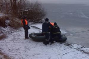В Киеве мужчина хотел перейти озеро и провалился под лед