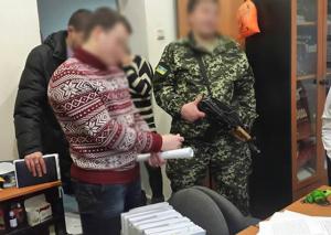 В Запорожье во время получения взятки задержали капитана налоговой милиции (Фото)