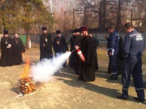 Киевские батюшки научились тушить пожары