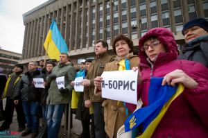 Запорожцы почтили память Бориса Немцова плакатами «Я — Борис»