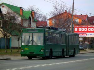 Киевские троллейбусы изуродовали «заборной» краской