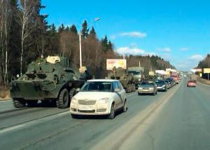 В Москву едут колонны военной техники. «Пахнет» переворотом