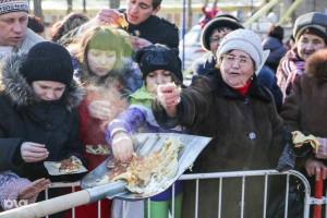 Фестиваль уличной еды: россиян кормят блинами с лопаты