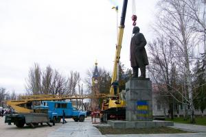 В Запорожской области официально демонтировали памятник Ленину (Фото)