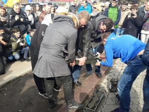 «Вова, не подведи»: в Киеве возле посольства РФ Путину установили «надгробную плиту»
