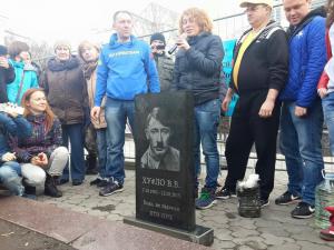 В Киеве у посольства РФ Влидимиру Путину установили надгробную плиту