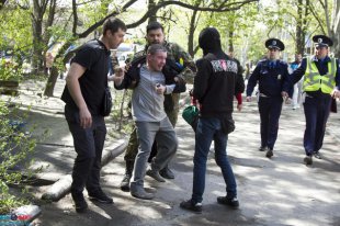 Появилось видео потасовки на антиправительственном митинге в Запорожье