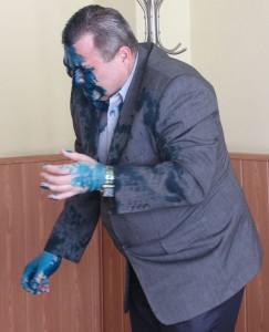 Милиция ищет хулигана, который облил зеленкой запорожского чиновника