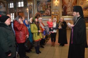 Запорожский архиепископ выдал семьям погибших бойцов по тысяче гривен