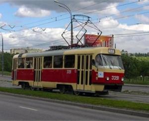 В Запорожье краном поднимали трамвай, чтобы вытащить женщину