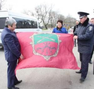 Александр Син привез на запорожский блокпост электроплиту и новый флаг