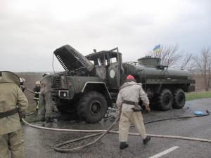 Под Запорожьем загорелся военный бензовоз