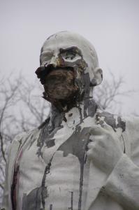 Мелитопольский Ленин стал похож на героя «Ходячих мертвецов»