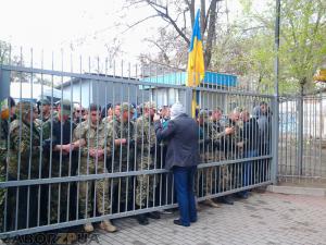 «Запорожьеоблэнерго» блокируют люди в военной форме (Фото)