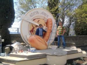 Памятник сосиске в Артеке шокировал крымчан