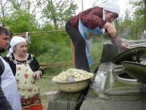 Военных в Мирном накормили 500 литрами борща