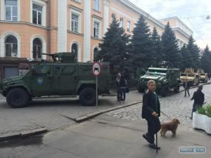 В Одессу стянули военную технику