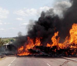 В Запорожской области 13 спасателей ликвидировали последствия страшного ДТП (Фото)