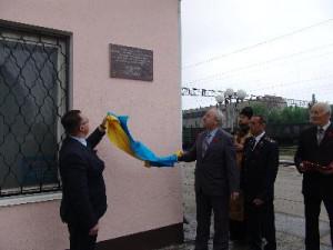 В Запорожье открыли памятный знак расстрелянному начальнику ж/д станции