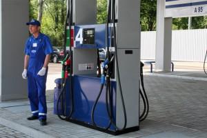 Продажи бензина на АЗС упали на треть