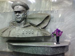 14 человек молотами разбили памятную доску маршалу Жукову в Киеве