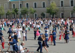 В Харькове на площади Свободы полторы тысячи пар танцевали вальс