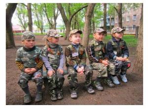 Боевики к 9 мая одели воспитанников детсада в форму «Беркута» (Фото)