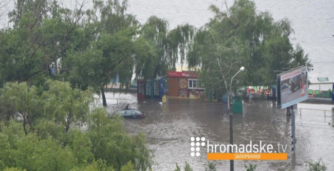 В Запорожье на Набережной плывут машины