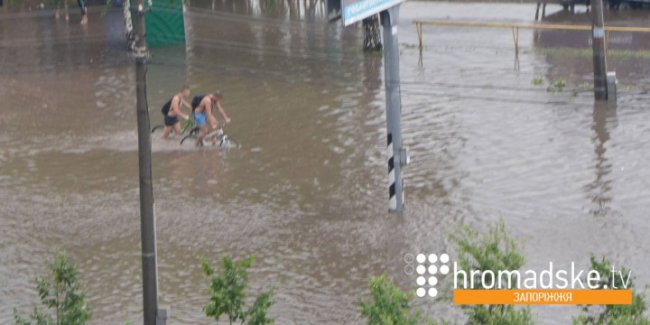 В Запорожье на Набережной плывут машины