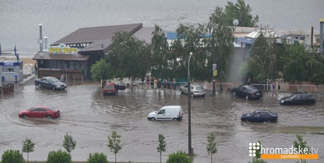 В Запорожье на Набережной плывут машины