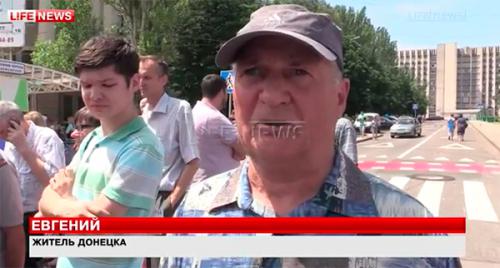 Мирные жители Донецка вышли на митинг и требуют от руководства ДНР отбросить артиллерию карателей