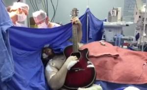 Пациент устроил концерт во время операции на мозге