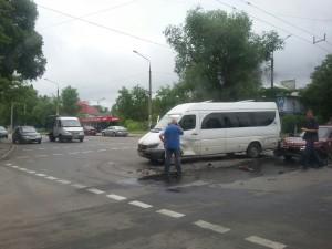 В Запорожье легковушка столкнулась с автобусом