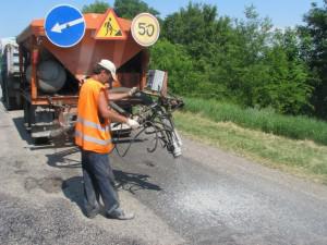 Запорожские дорожники продолжают работы по уничтожению ям