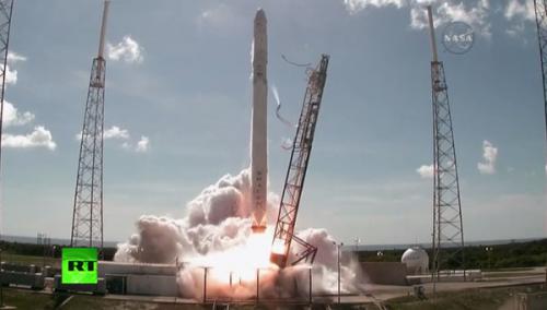 Ракета Falcon-9 с грузовиком Dragon взорвалась после старта