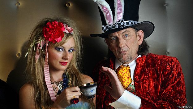 Алиса и Безумный Шляпник: не совсем здоровыми выглядят оба?