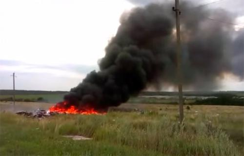 Опубликовано ещё одно неизвестное видео после катастрофы MH-17
