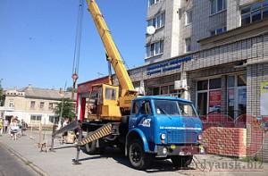 В центре Бердянска монтируют новую остановку