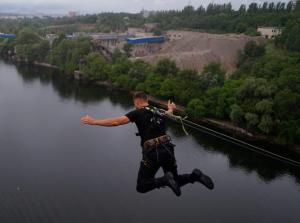 Запорожские военнослужащие совершили прыжки с арочного моста (Фото)