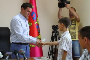 Губернатор вручил детям участников АТО путевки в «Артек»