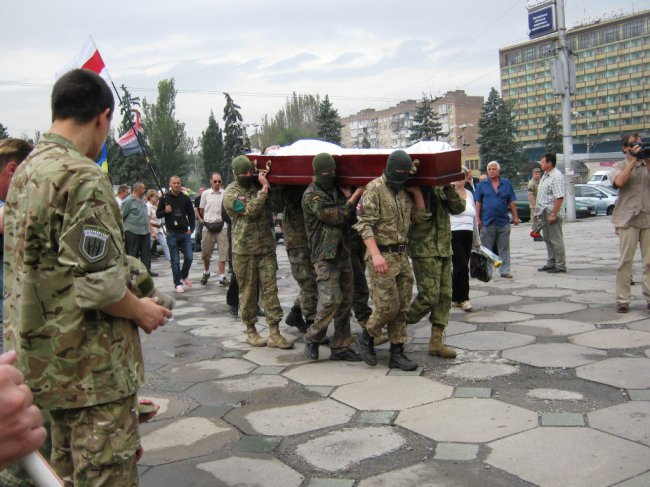 Банды украинских нацистов по прежнему скрывают свои лица, опасаясь возмездия за террор и убийства