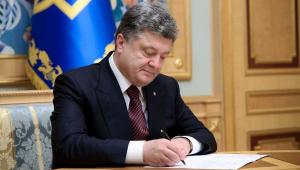 Украинцы массово пишут президенту Порошенко петиции