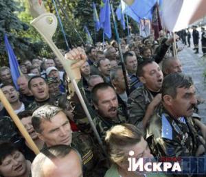 МОЛНИЯ: к зданию Верховной Рады со стороны метро Арсенальная подошла новая толпа митингующих