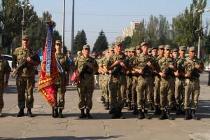 Губернатор вручил боевые флаги запорожским военным