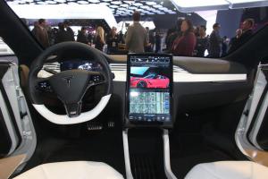 Tesla назвала срок выпуска электрического кроссовера Model X  с «крыльями сокола» (Фото, Видео)