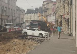 В Москве дорожники устроили ловушку для автомобиля (Фото)