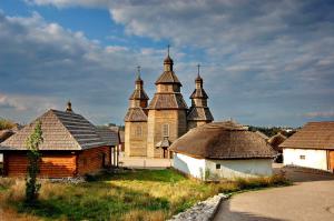 В одно из зданий комплекса «Запорозька січ» попала молния