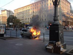 На Майдане сгорел автомобиль посольства США.