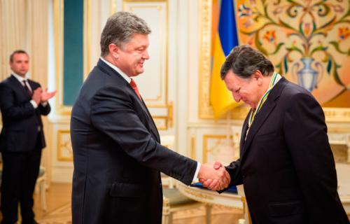 Порошенко наградил орденом Жозе Баррозу за содействие путчистам и развал Украины